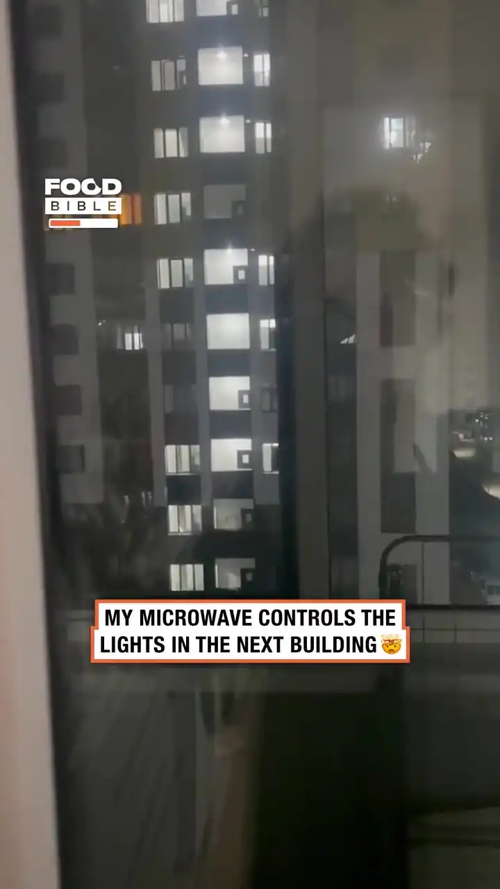 Look what happens when I turn on my microwave 😳