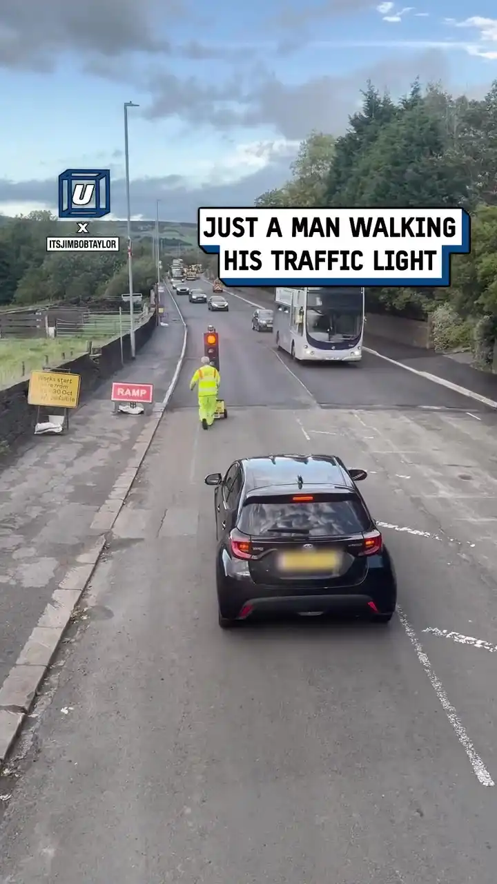 The first traffic light that moves with you ๐ฆ๐คฃ