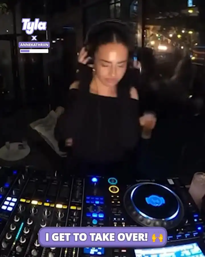 It's her turn to show them how it's done 😎🎶 #fblifestyle