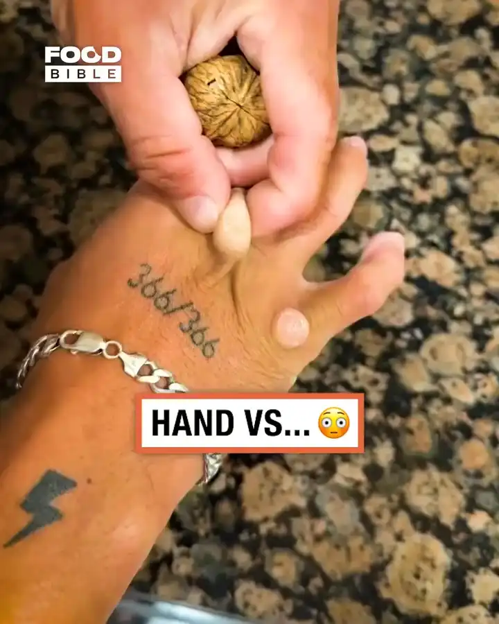 Hand vs food 😳