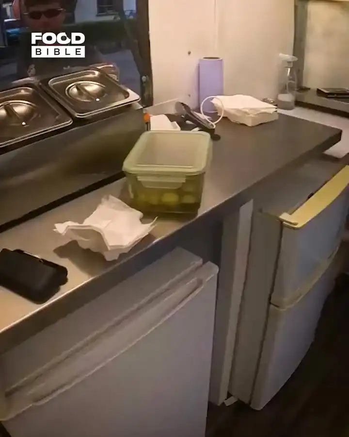 Burger guy charges for napkins 😳