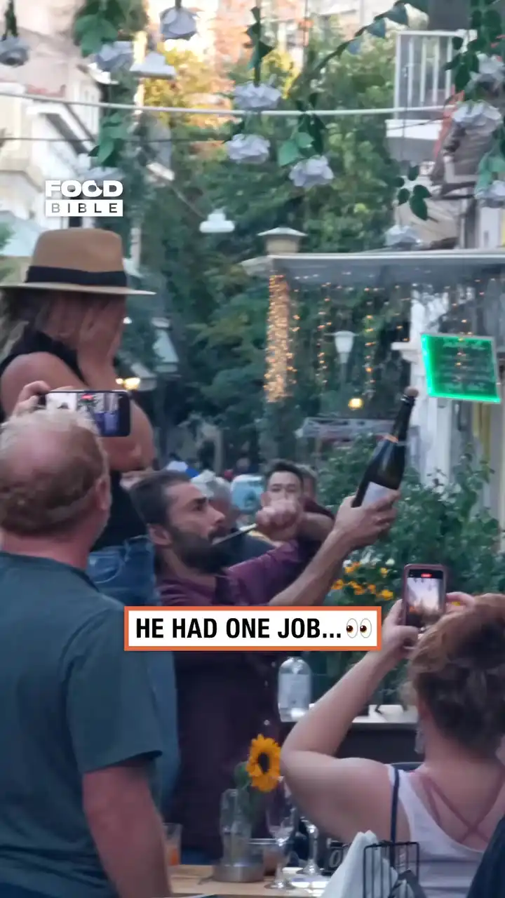 He had one job 🙈🍾