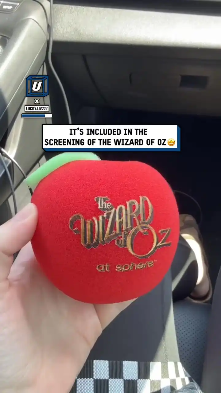 It just started raining apples... 🍎😳