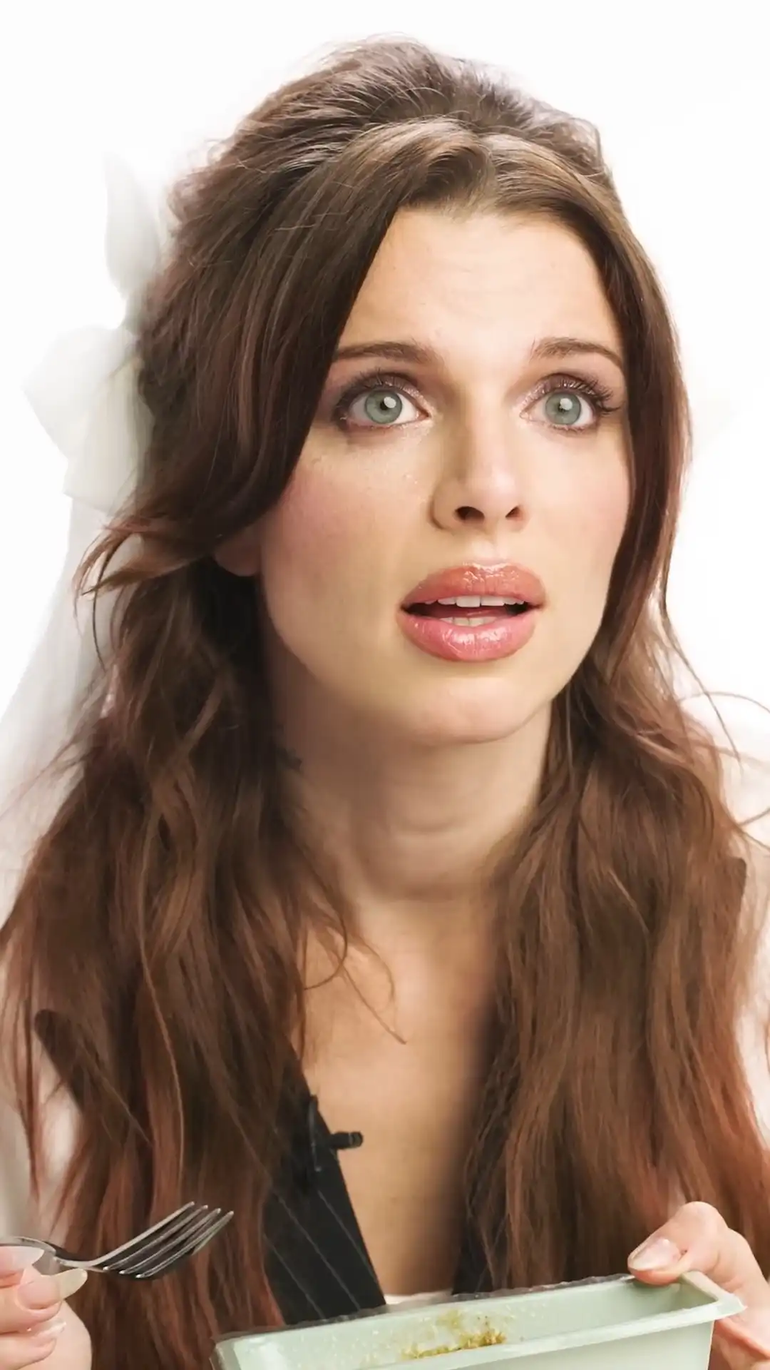 Julia Fox tries British food for the first time 😂