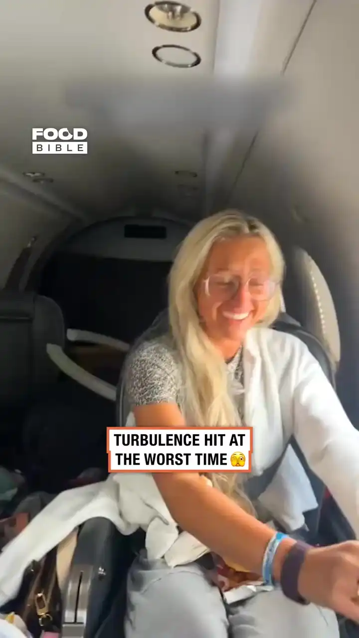 Lunch during turbulence ✈️