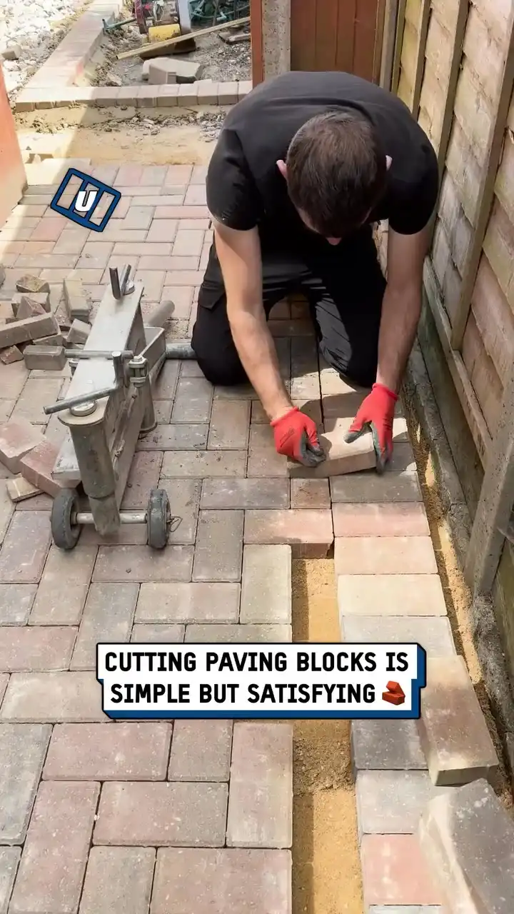 Paving block cutting machine