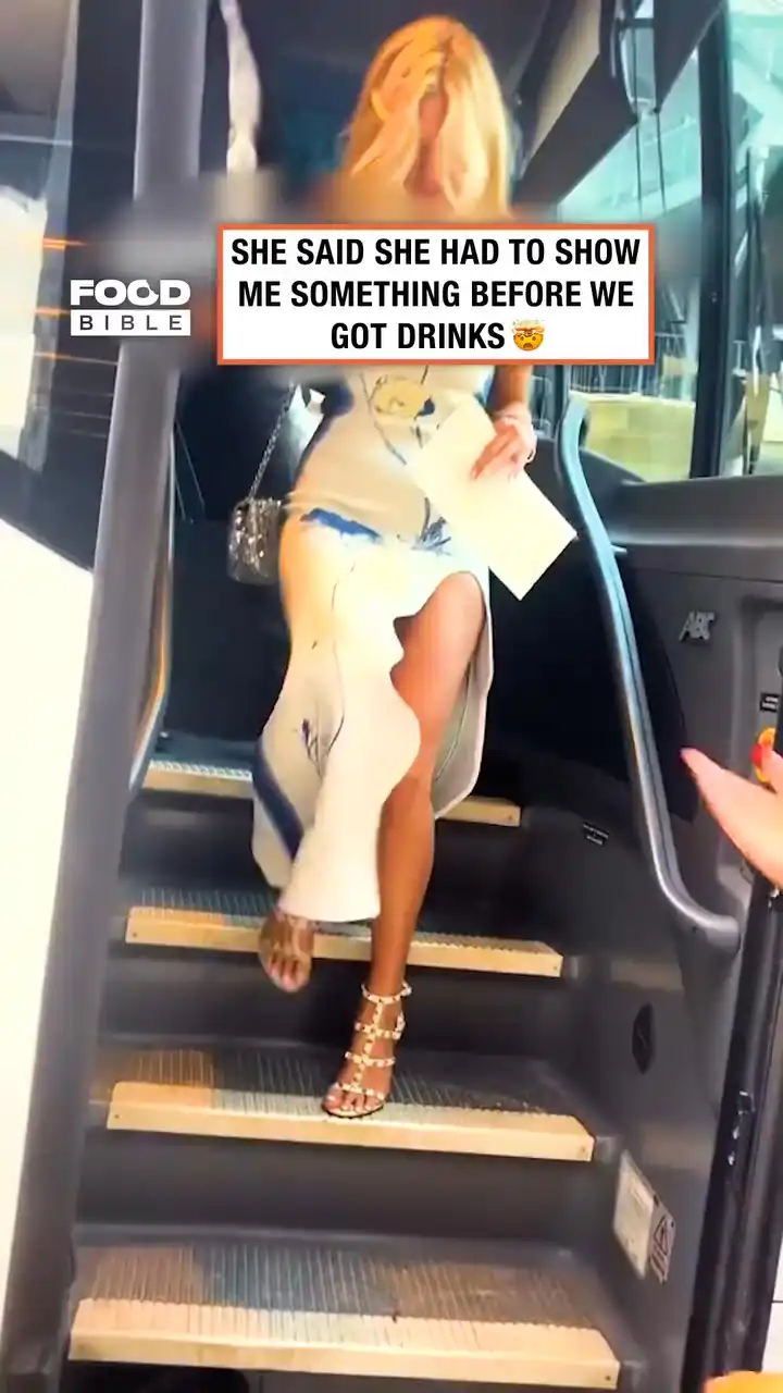 Dress changes colors in UV light 🤩