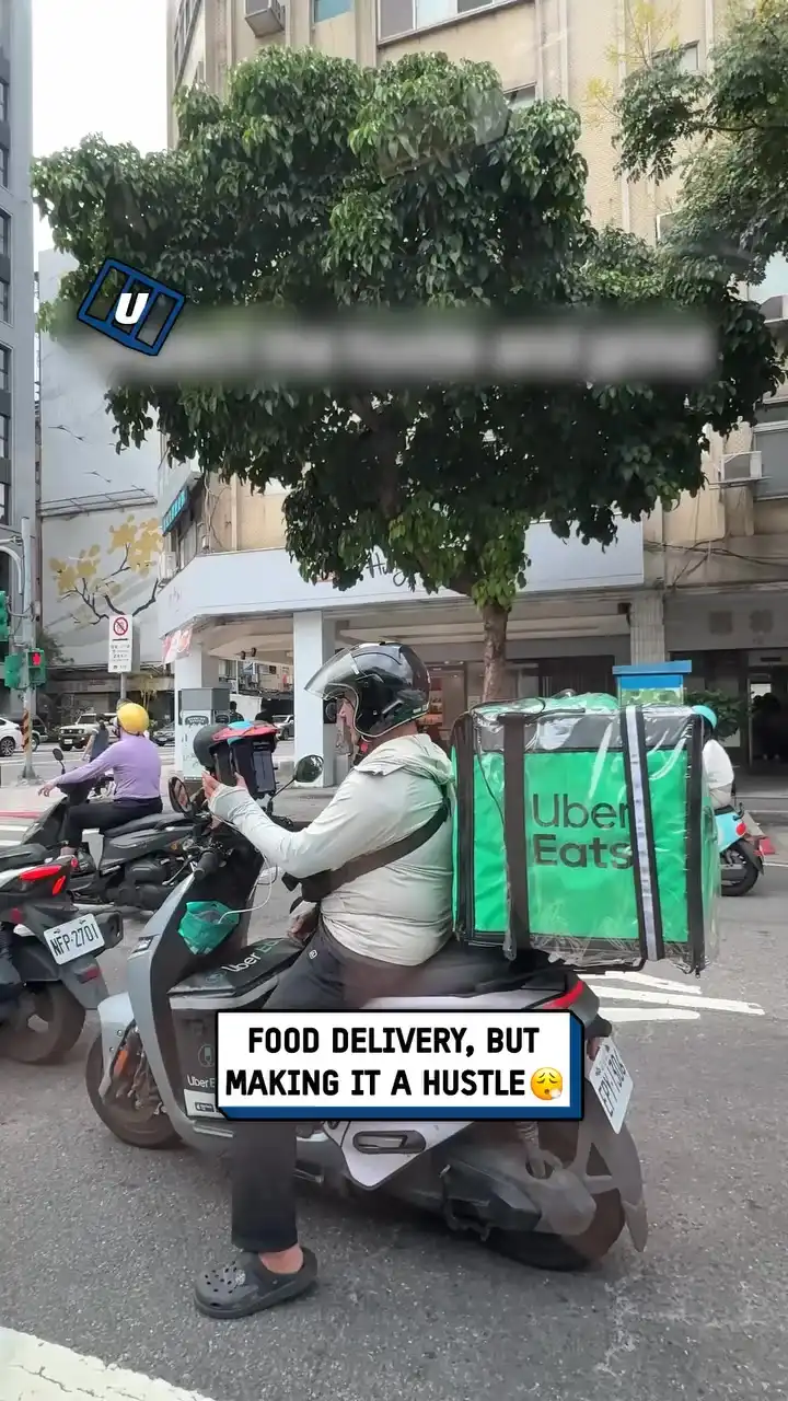Delivery driver is seriously hustling 😲🤯