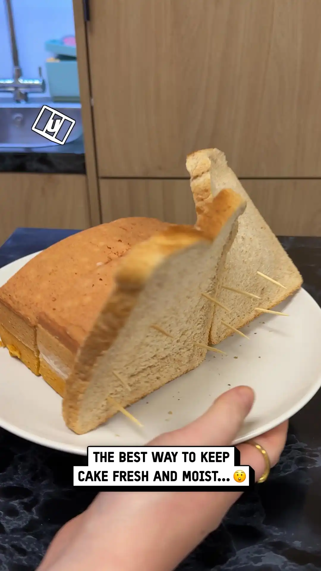 My hack to keeping a cake moist 🎂