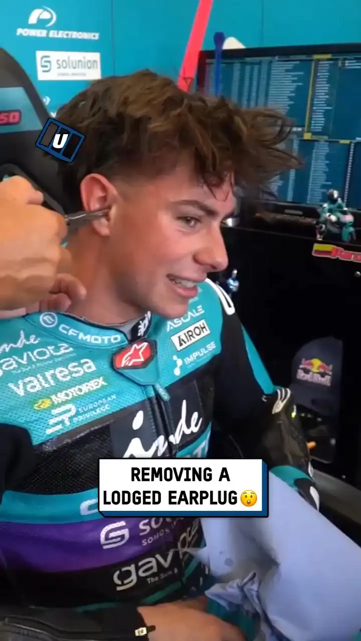 Removing a stuck ear plug 👂😱