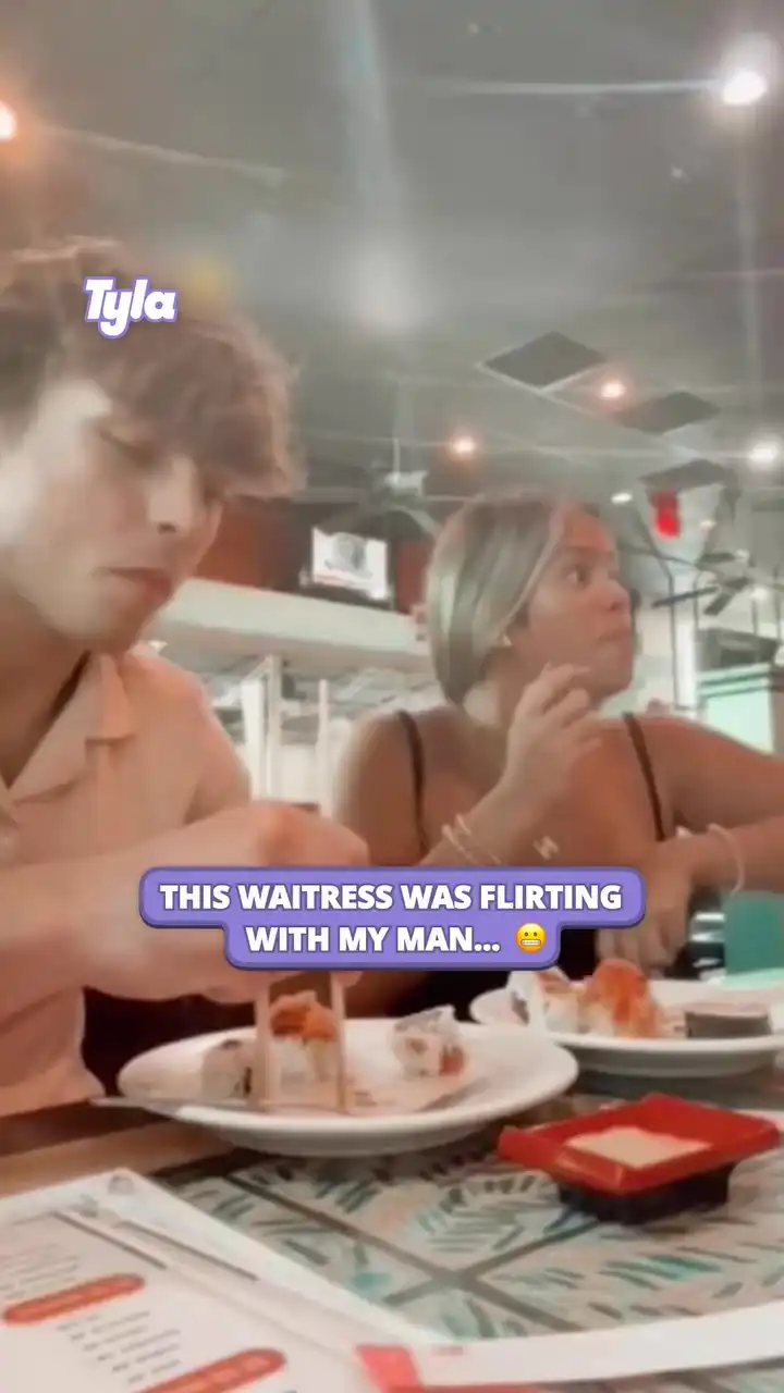 Girl answers rudely to waitress in restaurant 😳
