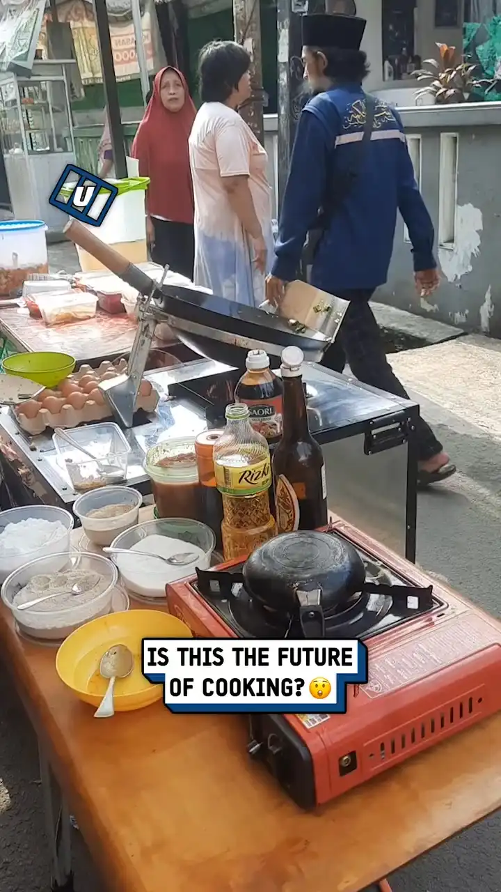 Robot tosses fried rice 🤖🍚
