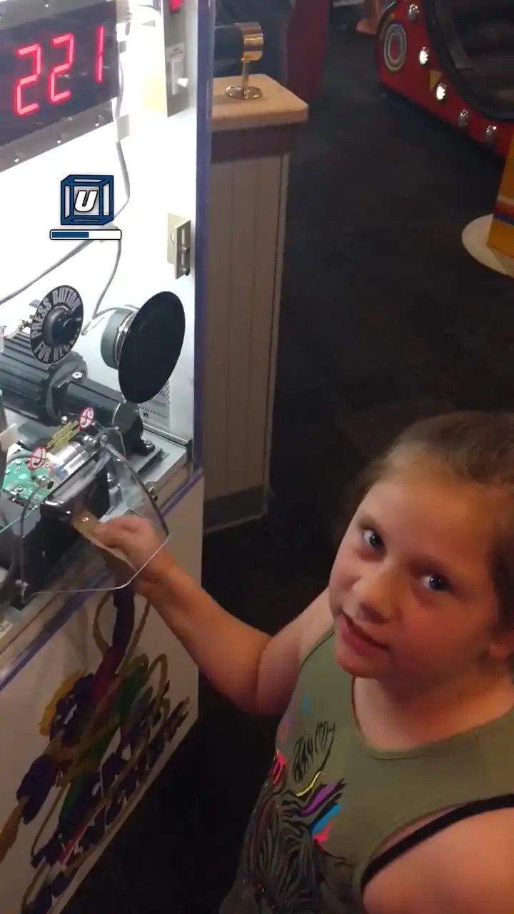 Kid hacks arcade ticket machine 🤯🎟️