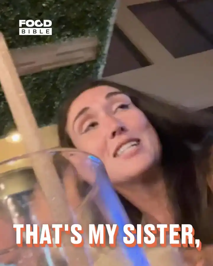 Woman defends sister in bar 😠