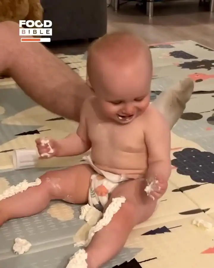 Baby finds whipped cream hilarious 👶😂