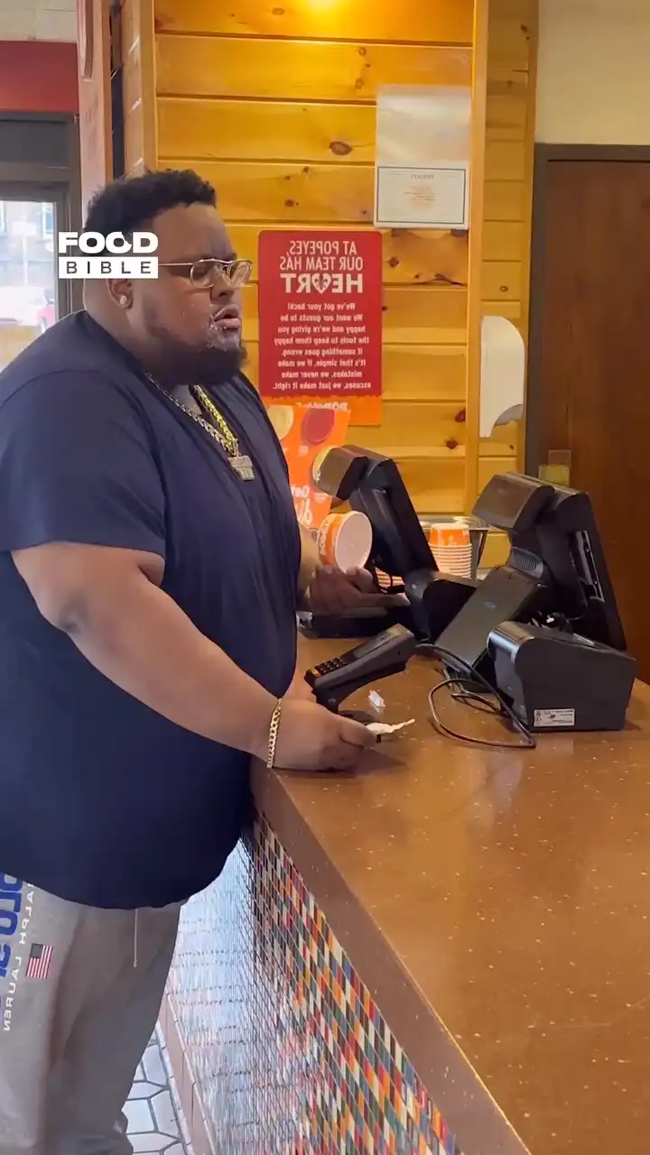 Man ordered strawberry biscuits but they forgot them 😡