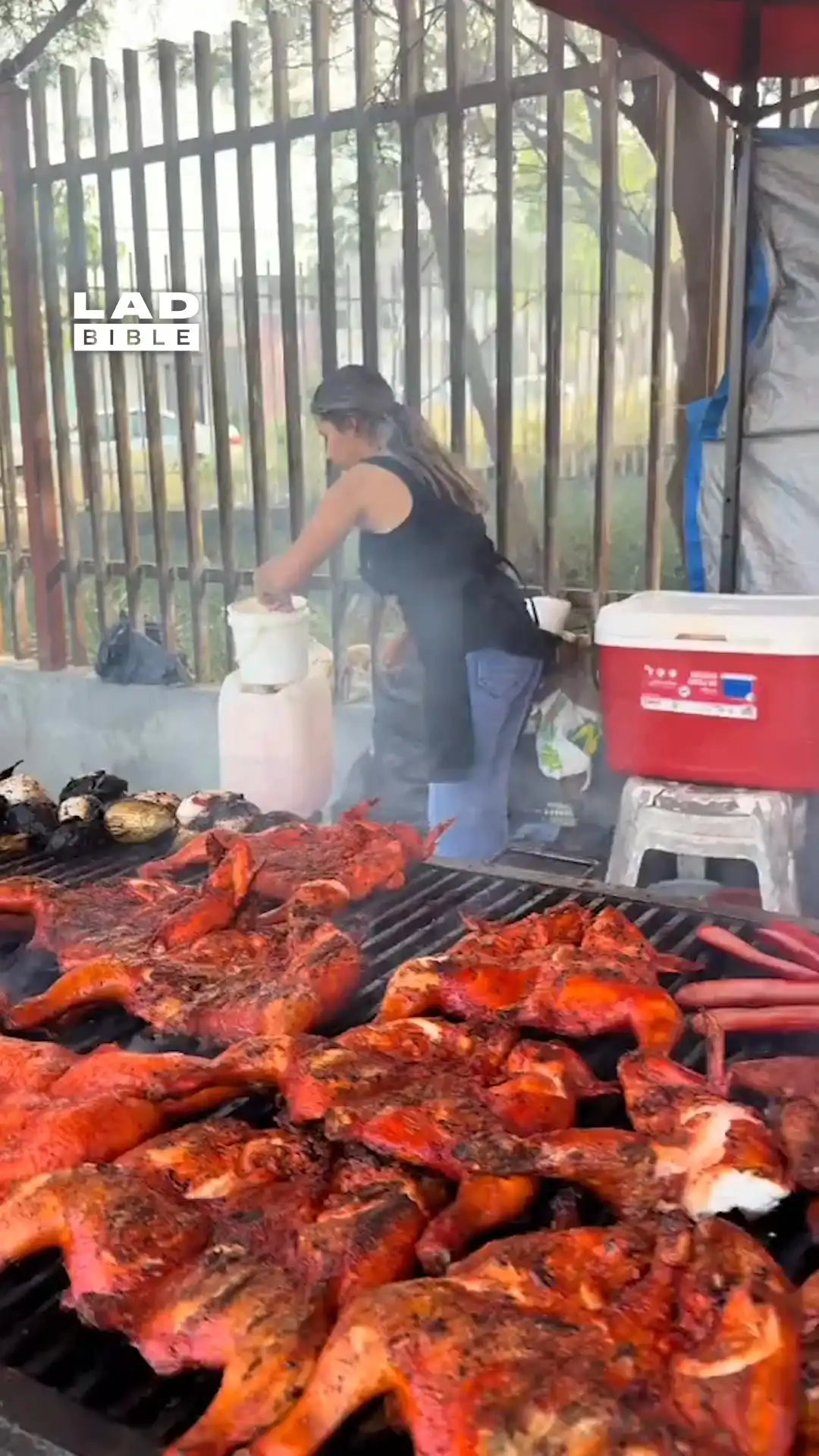Street vendor cools down mid shift π³