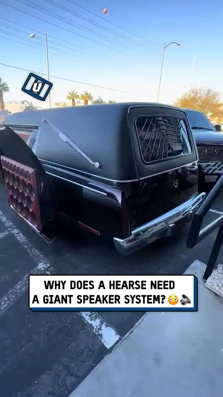 Hearse kitted out with giant speakers 😲🔊