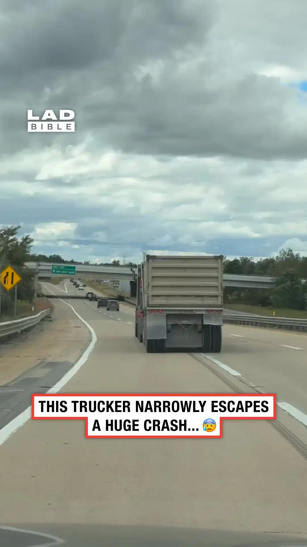 This trucker narrowly escaped a crash 😰