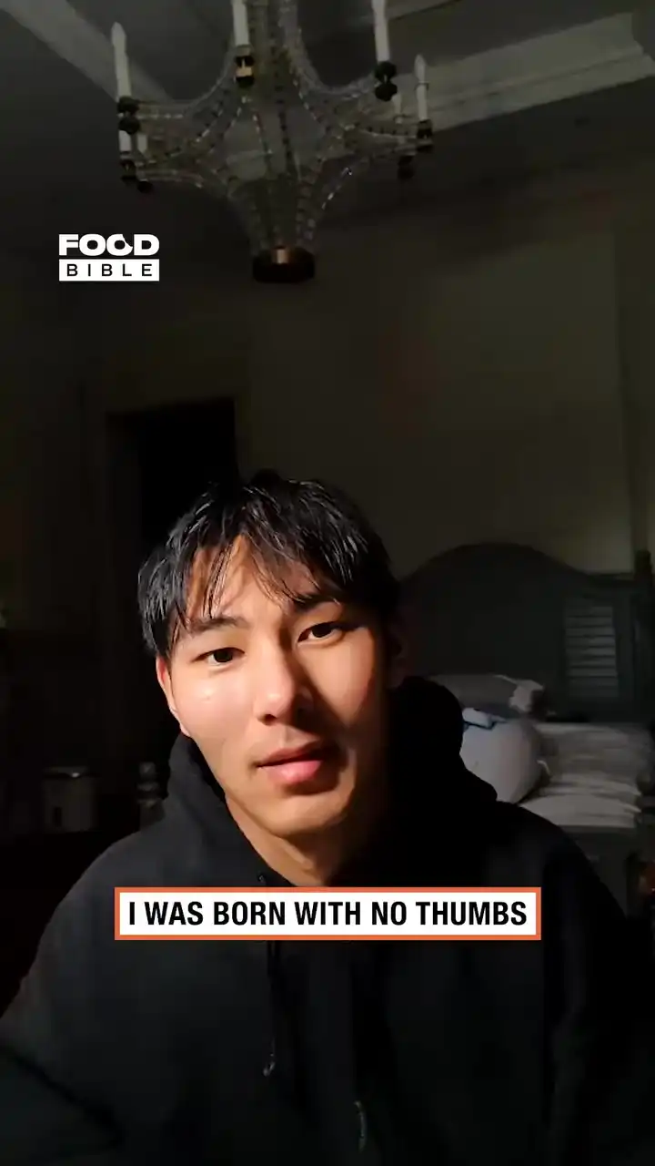 Born with no thumbs 😮