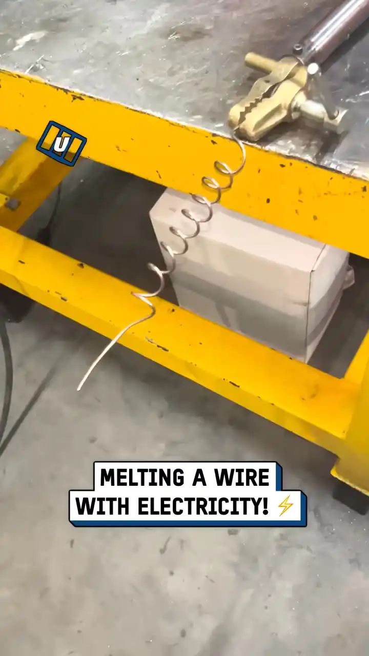 Melting a metal wire with electricity ⚡️