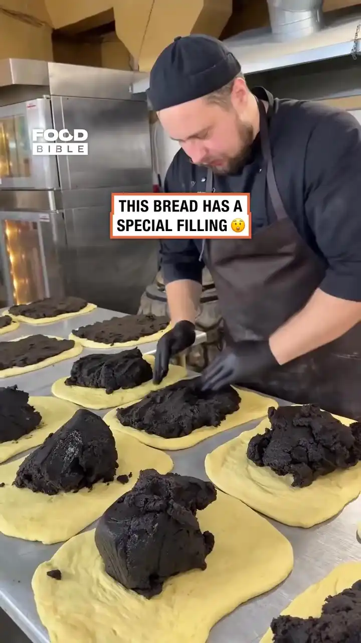 Making poppy seed roll ๐