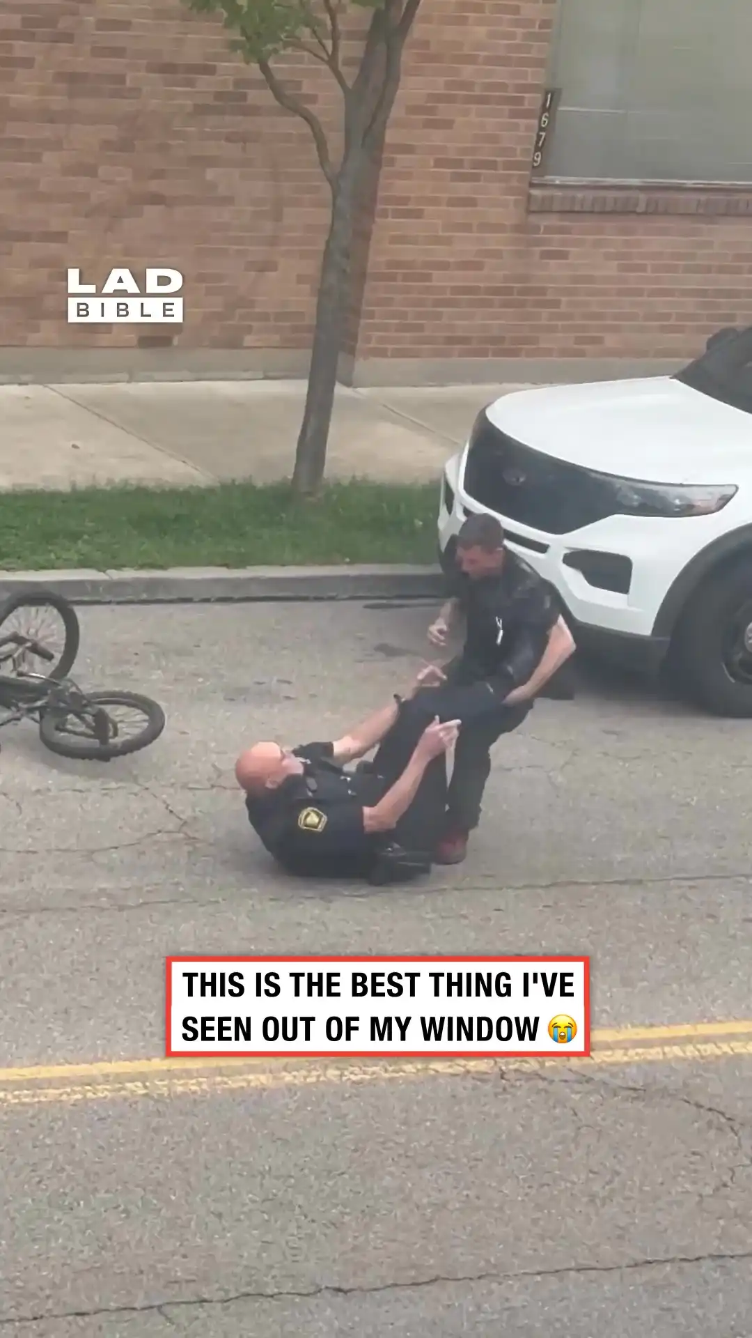 Hilarious scuffle with a police man 😂