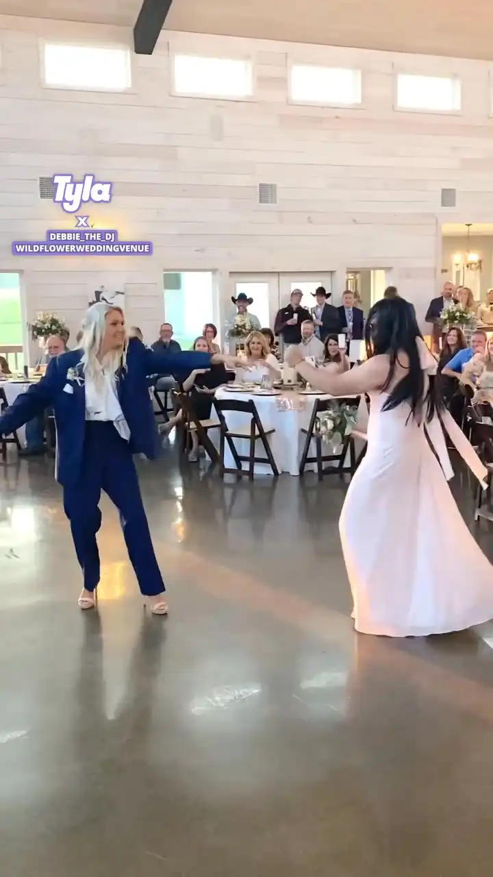 Bridesmaid and Groomsman's Hilarious Wedding Entrance 🤣