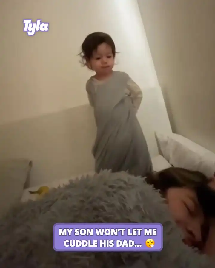 Jealous toddler pulls mum's hair away from dad 😬