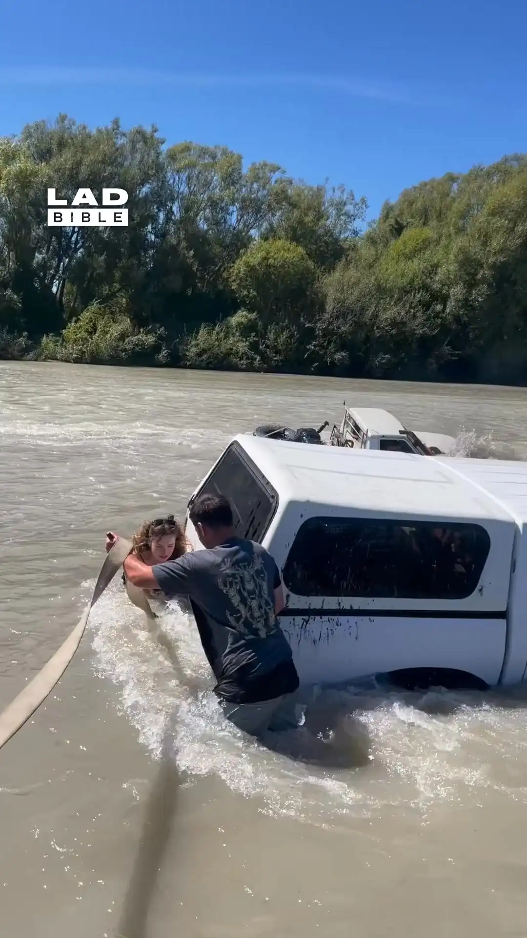 This truck was stuck in the water 😳