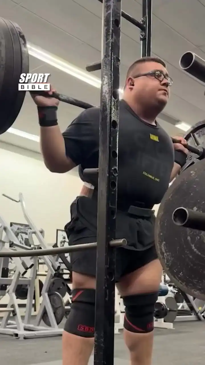 Guy Squats 925lb