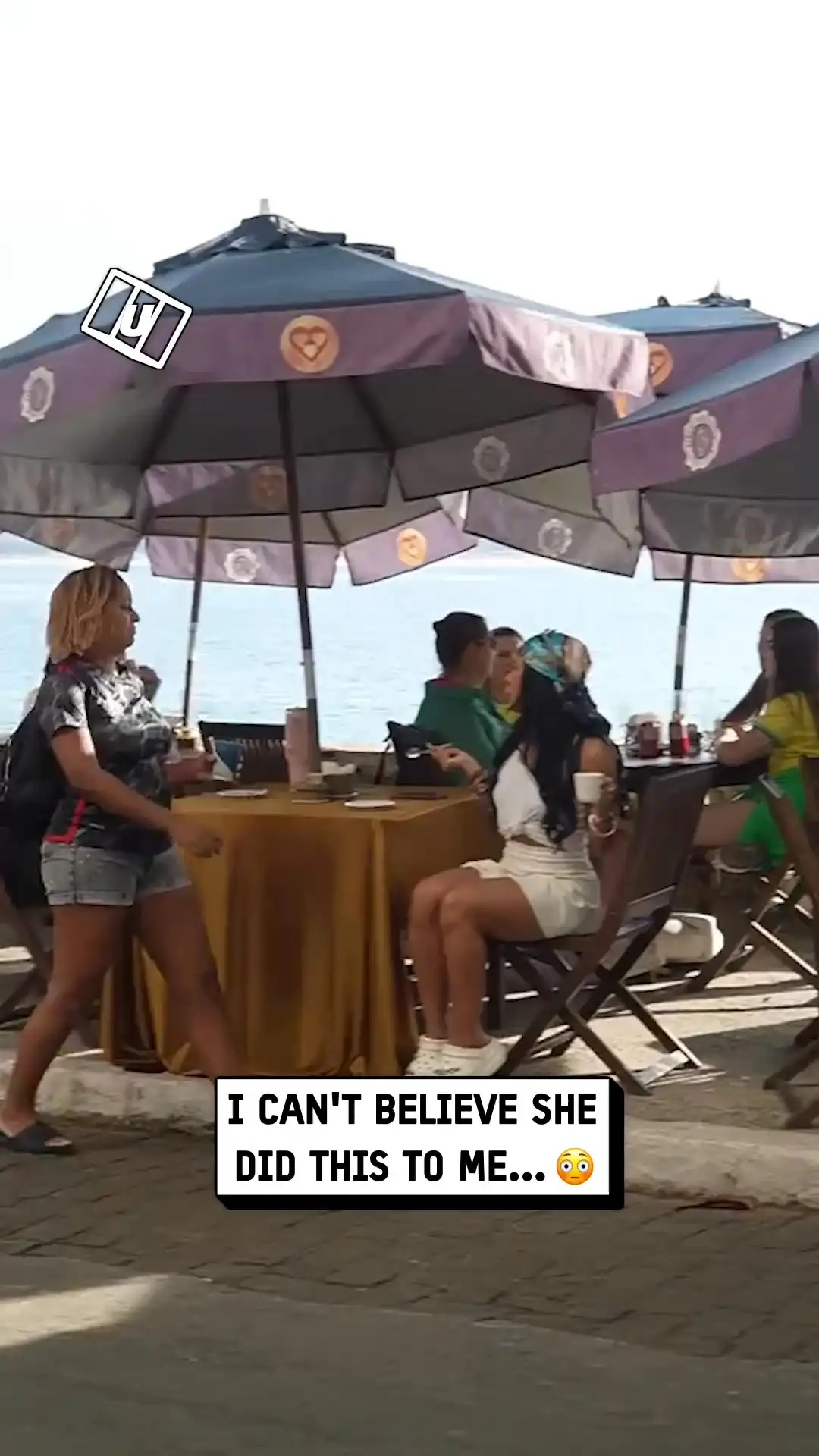 She threw a drink on me π³