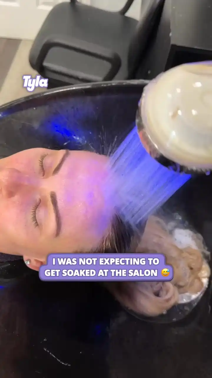 Woman was not ready to get soaked at salon 😳💦