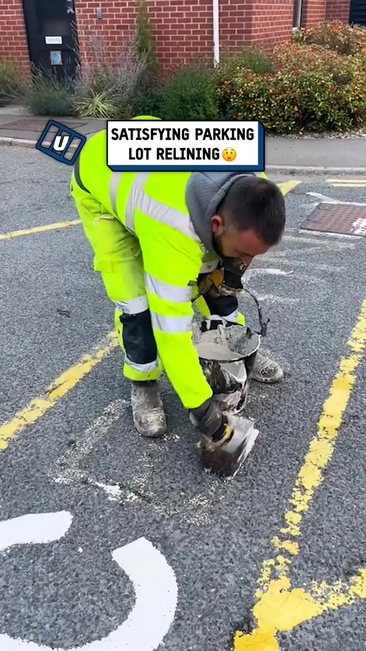 Satisfying parking lot relining 🎨😍