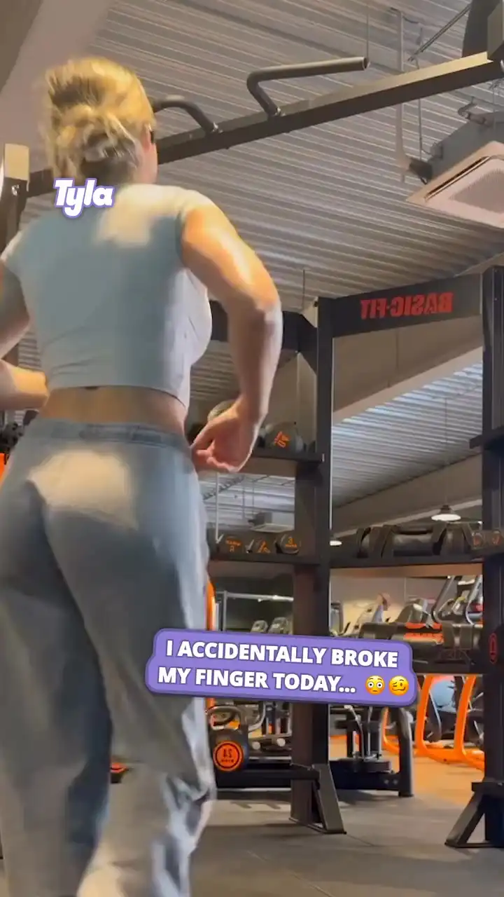 Fitness influencer ruins her pinky finger doing pull ups 😵‍💫