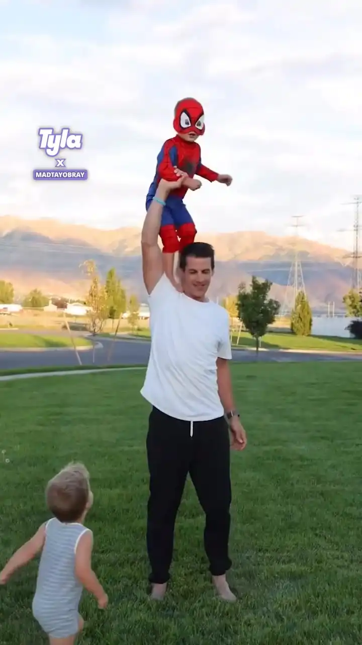 Husband: Watch our new handshake 👀🤝