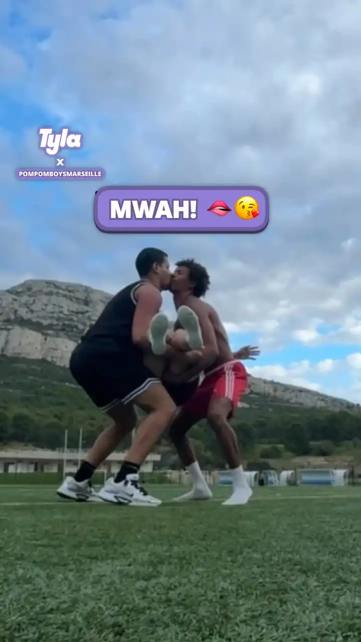 They accidentally kissed 😳😂