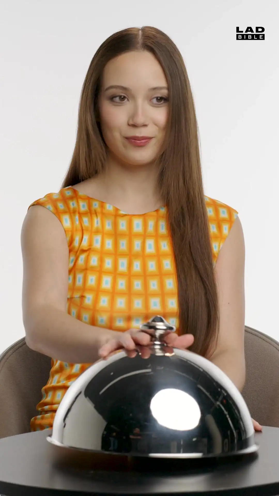 Laufey tries her first Irn-Bru