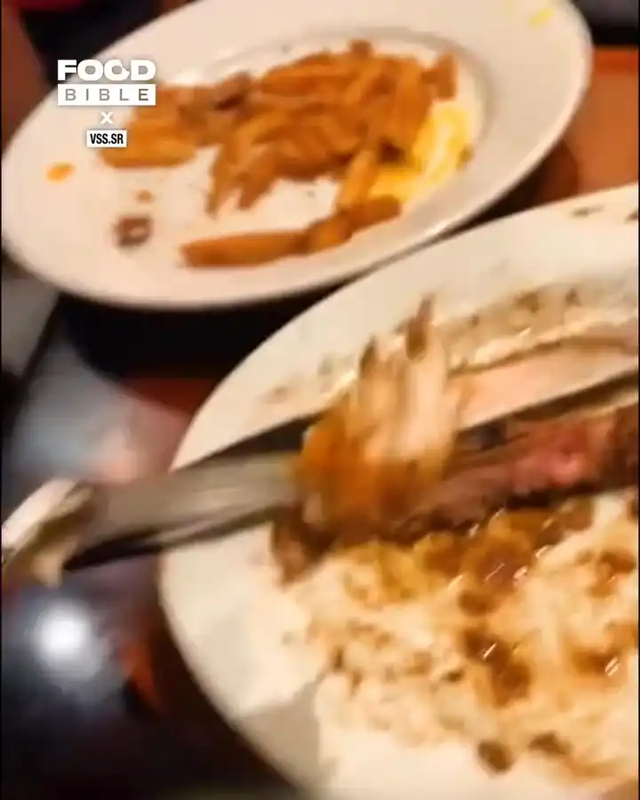 Little girl isn't going to let anybody steal her food 👊