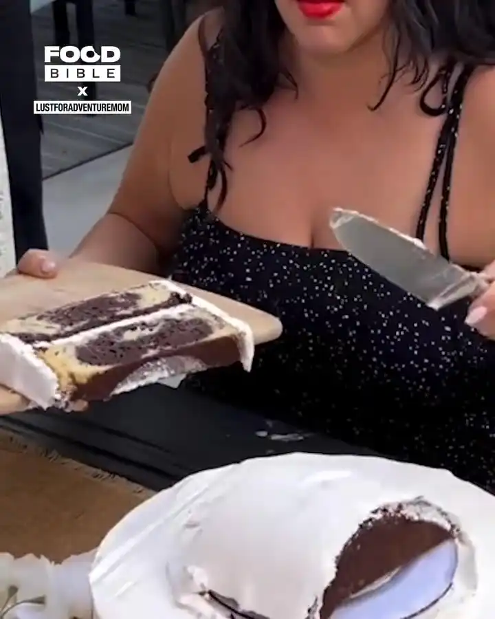 The best way to cut a round cake 👌