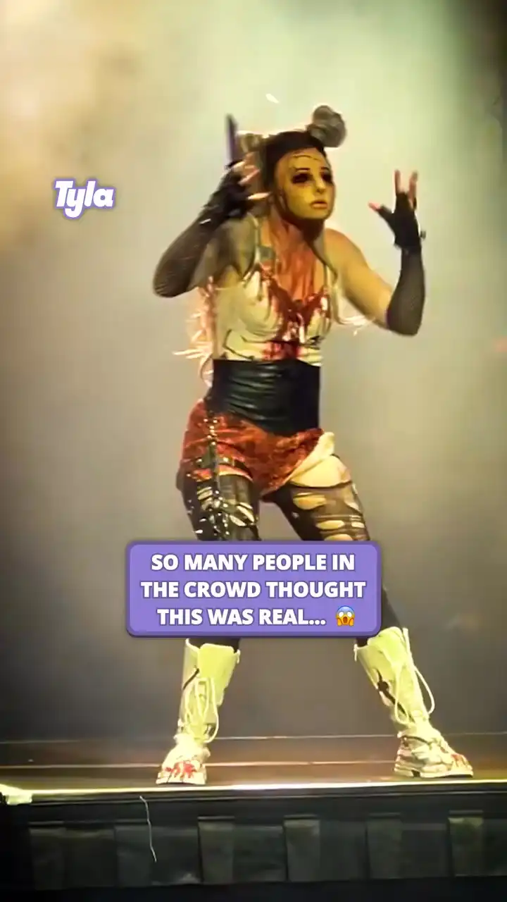 Halloween scare mid performance 😰