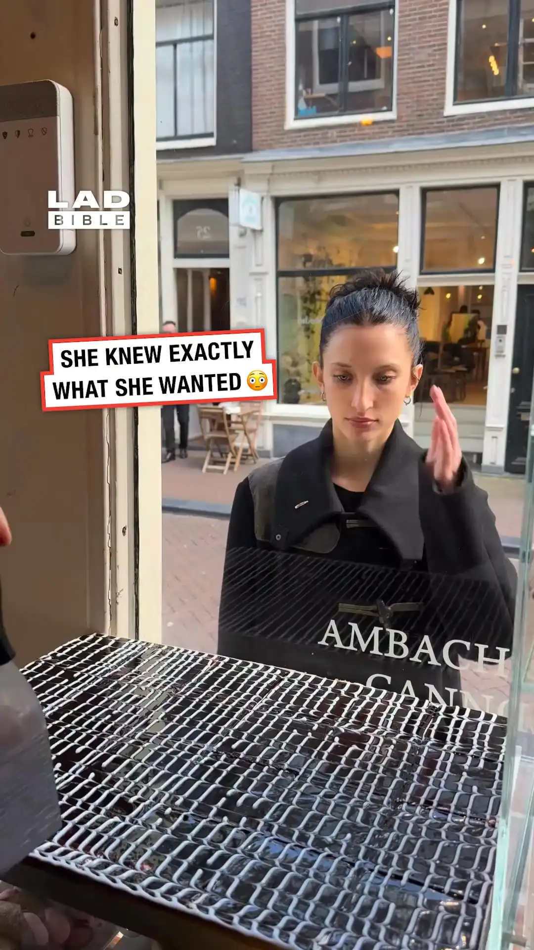 This customer knows what she wants and she'll get it 😲🍰