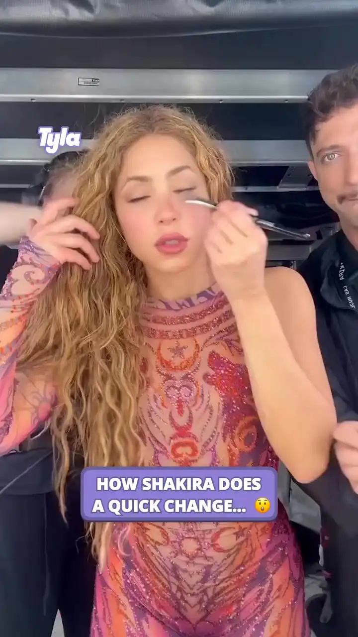 How Shakira quickly changes when performing! 🎤🏃‍♀️