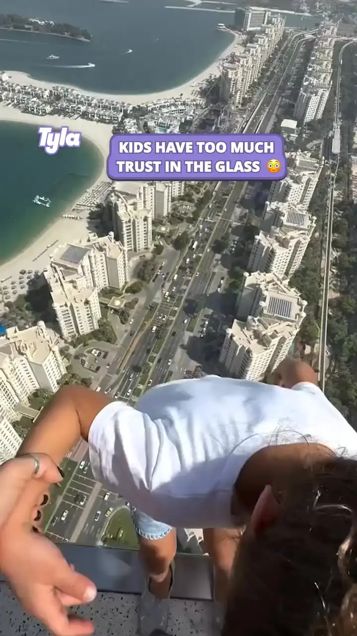 Kids have too much trust in the glass 😳