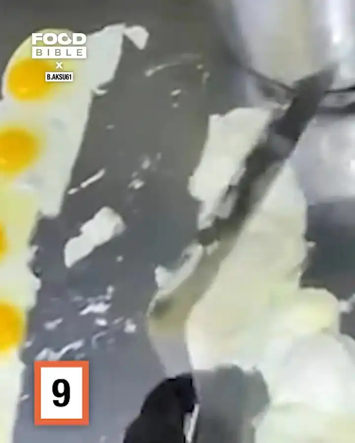 Cooking in the breakfast rush 🥓