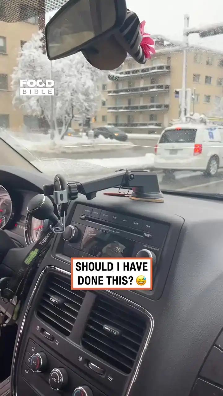 Cleaning snow off a stranger's car ❄️