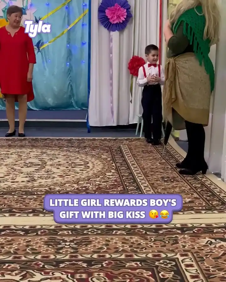 Little girl rewards boy with big kiss for gift 😘😂