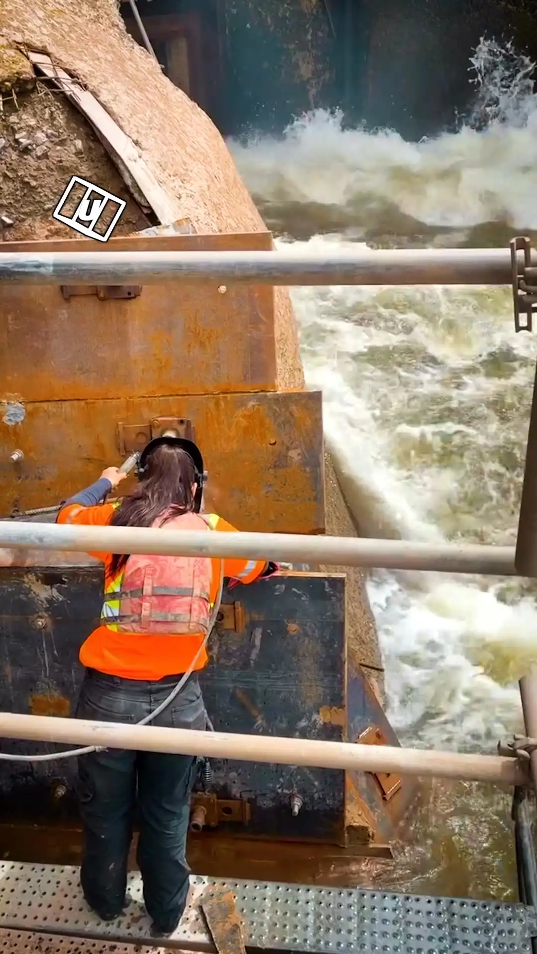 Welding in fast moving water 😱💦