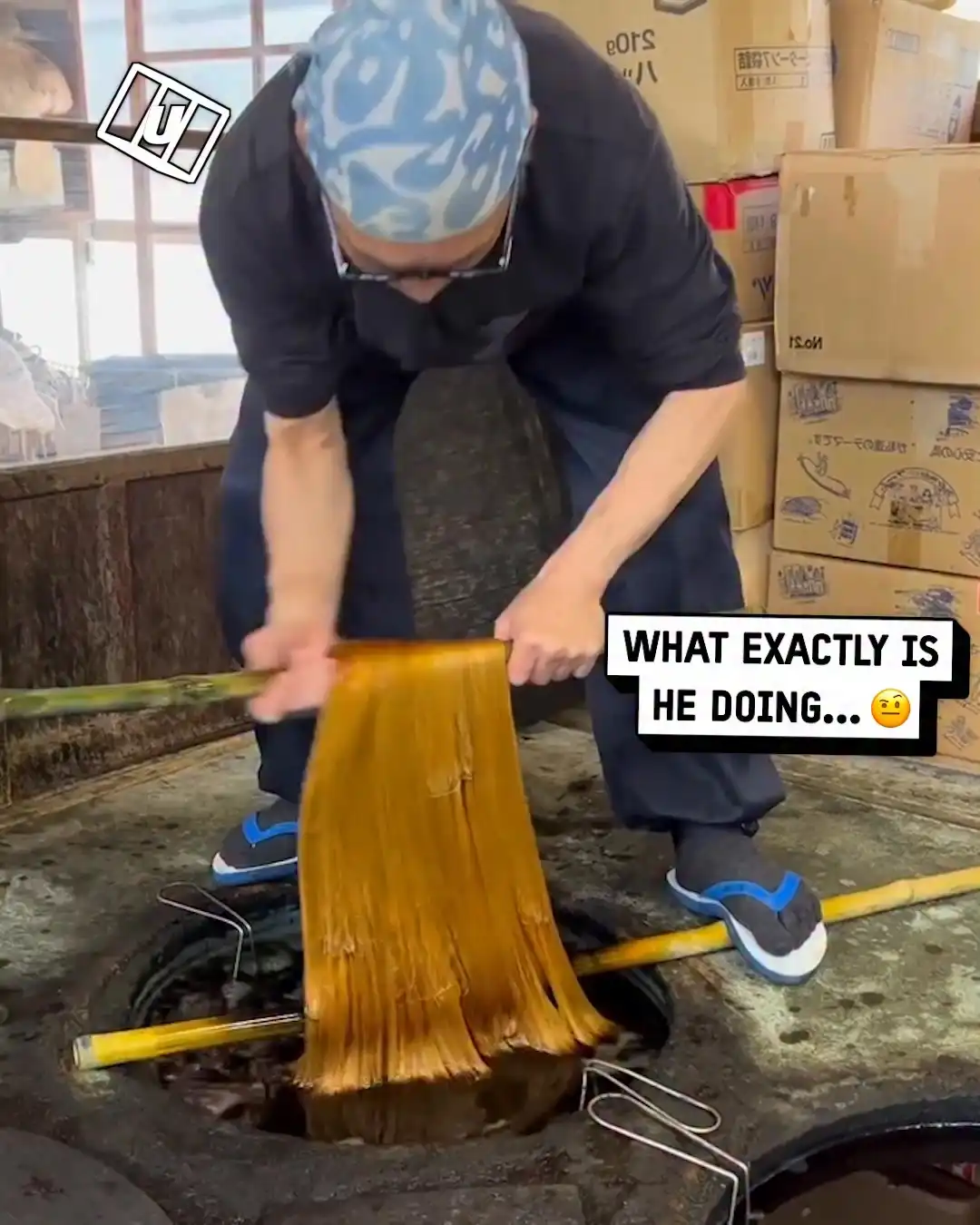 Bro is thread dyeing by hand 😲👏