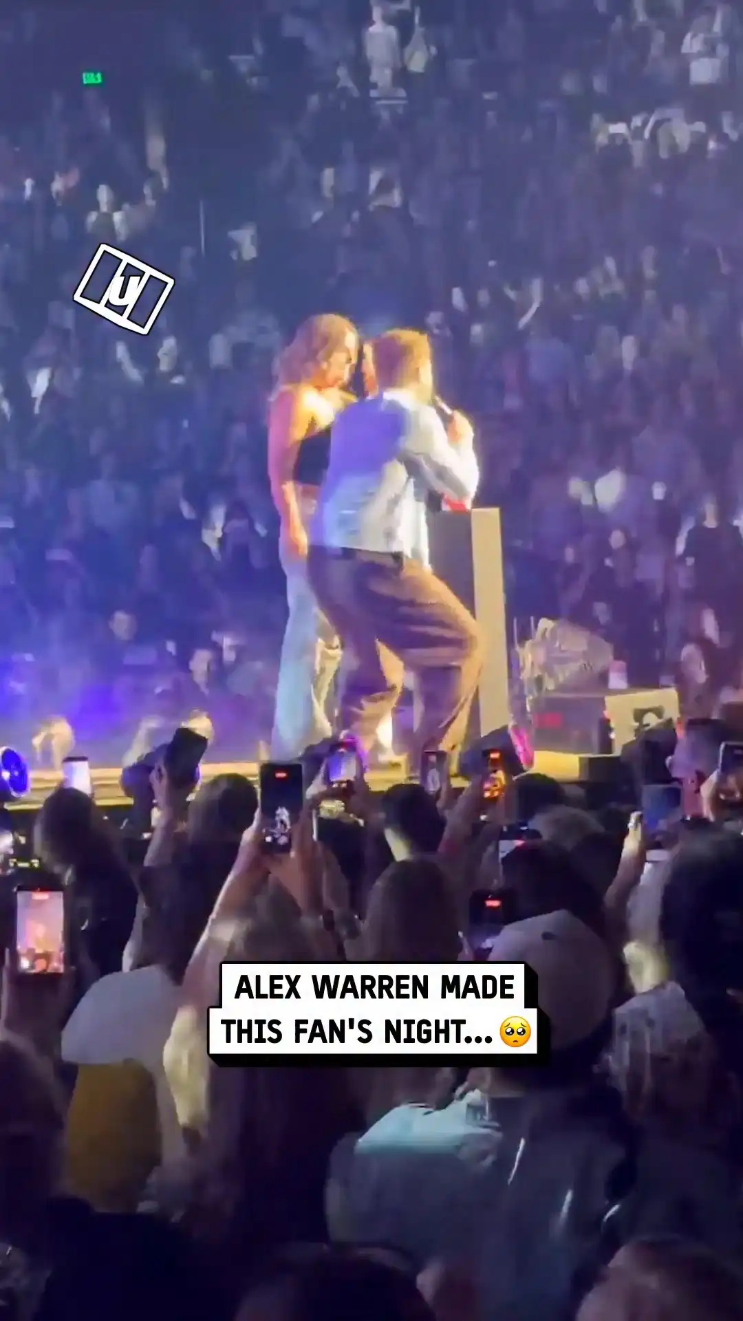 Alex Warren Puts on Fan's Wig 😱🎤
